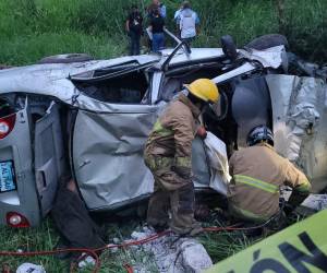 Hacia la zona del incidente llegaron elementos del Cuerpo de Bomberos, de la Policía Nacional y de Medicina Forense para recuperar los cuerpos e iniciar las investigaciones.