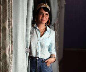 Poeta y gestora cultural, Oyuela cofundó el colectivo PaísPoesible y la Casa Cultural BocaLoba. Hoy dirige El Nodo, el espacio que ella misma describe como el sueño de toda una vida.