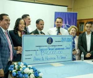 La entrega fue encabezada por el presidente del Congreso Nacional, Tomás Zambrano, junto a los diputados nacionalistas de Francisco Morazán.