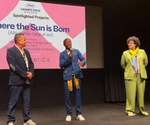 El productor Servio Tulio Mateo, y los codirectores del documental Jorge García y Laura Bermúdez, durante su presentación en Cannes Docs.