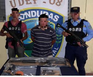 El supuesto integrante de la MS-13, al ser aprehendido por los elementos de la Policía Nacional (PN).