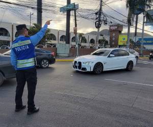 Más de 100 agentes están en la rotonda de Loarque.