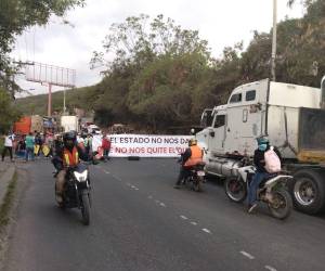 Dos cabezales obstruyen el paso en la zona sur del país, no hay paso ni para motocicletas.