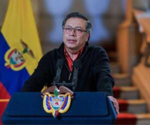 Petro sugirió que haya un gobierno amplio de transición para poner fin a la crisis que vive el país petrolero.