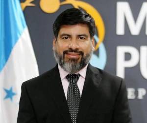 El exfiscal general, Johel Zelaya, acudió a la Corte para presentar un recurso con el que busca regresar al cargo del que fue removido.