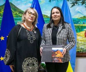La subsecretaria de Política Exterior, Pamela Handal (derecha), recibe de manos de la embajadora de Ucrania, Iryna Kostiuk, un libro que resalta los lazos culturales entre ambas naciones, tras una reunión estratégica para potenciar el comercio y la educación.