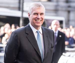 Andrew Mountbatten-Windsor, hermano del rey Carlos III y despojado de sus títulos reales, pidió a la justicia británica que anule las órdenes con las que Thames Valley Police registró sus residencias en febrero, mientras él permanecía detenido por sospecha de mala conducta en un cargo público.