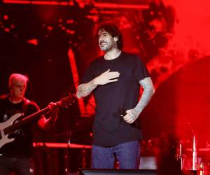 Se abre el telón —o, en este caso, la pantalla digital— y la banda comienza a sonar, llenando el espacio de acordes que elevan la expectación de un público puntual y ansioso. Entonces aparece una figura: un hombre de mediana edad, desenfadado, con la confianza de quien sabe a lo que viene. Es Melendi, en su primera visita a Honduras.