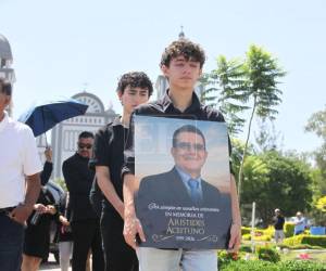 Las notas de un mariachi rompen el silencio mientras las lágrimas comienzan a recorrer los rostros de familiares, amigos y colegas. Entre abrazos interminables y miradas cargadas de tristeza, este sábado 4 de julio el periodismo hondureño acompaña el último adiós de Arístides Aceituno Calderón, uno de sus referentes más queridos.