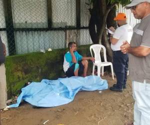 La mujer fue encontrada tendida en una calle de tierra, sin signos vitales. Personas que se encontraban en el lugar alertaron de inmediato a las autoridades.