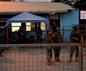 Las fuerzas de seguridad montan guardia frente al complejo penitenciario Guayas 1 en Guayaquil, Ecuador.