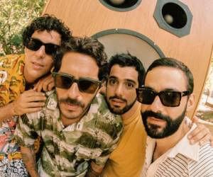 Antes de los Grammy, antes de Coachella, antes de los más de 1,500 millones de reproducciones, había cuatro amigos en Caracas que simplemente querían ser músicos. En un principio, el núcleo de lo que hoy se conoce como Rawayana se reunía para interpretar versiones de sus artistas y agrupaciones favoritas. Ese punto de partida —tan ordinario, tan parecido al de miles de bandas que nunca llegan a ningún lado— es quizá el primer dato curioso de una historia que va mucho más allá del éxito.