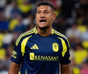 Bryan Acosta ha pasado por equipos como el Real España, Tenerife, Dallas, Colorado Rapids, Portland Timbers, Gaziantep F. K y Nashville S. C.