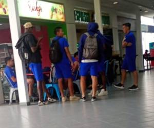 Los jugadores del Victoria llegaron al aeropuerto pero al no recibir el pago, no viajaron.