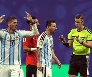 El partido terminó hace dos días, pero el verdadero encuentro parece seguir jugándose fuera del campo. Ahora, el balón está en los despachos de la FIFA y el protagonista ya no es Messi, ni Egipto, ni Argentina: es el árbitro francés François Letexier.