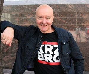 Irvine Welsh explica en la FIL de Coyoacán por qué su obra de 1993 sigue siendo un espejo para las nuevas generaciones.