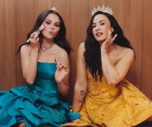 Selena Gómez y Demi Lovato han protagonizado una campaña conjunta para Rare Beauty, la marca de cosmética de la cantante, en la que reproducen el cartel de Princess Protection Program, la película de Disney que ambas estrenaron en 2009.