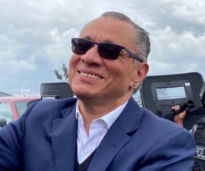En esta foto de archivo tomada el 10 de abril de 2022, el exvicepresidente de Ecuador (2013-2017) Jorge Glas sale de prisión en Latacunga, Ecuador.