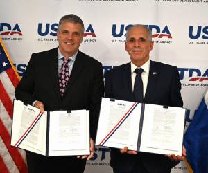 Nasry Asfura, presidente de Honduras, tras firmar el acuerdo con Thomas R. Hardy.