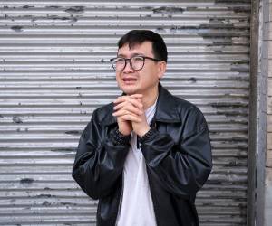 Un hombre llora frente a un edificio residencial en Teherán que fue alcanzado de madrugada en un ataque de Estados Unidos e Israel cuando se cumplen 29 días de guerra.