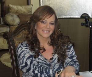 La figura de Jenni Rivera permanece vigente más allá del tiempo. Su nombre sigue asociado a una determinación poco común, moldeada entre altibajos personales y el impulso que la llevó desde mercados callejeros hasta las principales plazas musicales en Estados Unidos y Latinoamérica.