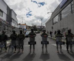 Policías de Ecuador en la escena del ataque armado en Ecuador.