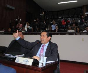 El exmagistrado Morazán compareció ante el pleno del Legislativo.