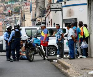 Un nuevo ataque violento enluta al rubro del transporte en la capital de Honduras, donde un conductor murió y su ayudante se salvó por muy poco, en un crimen perpetrado por sicarios a bordo de una mototaxi, que tras disparar huyeron de la escena en medio del tráfico.