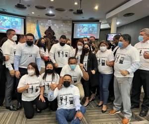 Portando una camisa blanca con la leyenda “No más impuesto a los combustibles” diputados del Partido Nacional se manifestaron este día dentro del Congreso Nacional.
