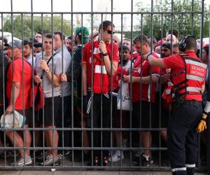 Los fanáticos del Liverpool se quedaron afuera sin poder entrar a tiempo, lo que provocó que el partido se retrasara.