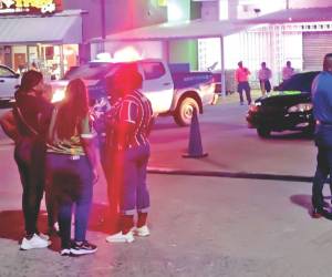 El cuerpo de José Euceda Quintanilla quedó inerte en el estacionamiento de la plaza comercial en el sector de la Satélite.