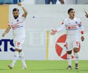 Jorge Álvarez llegó solo al área tras centro desde derecha solo a empujar el balón.