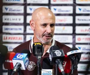 El estratega uruguayo de los albos señaló que la parte física sigue afectando a sus jugadores.