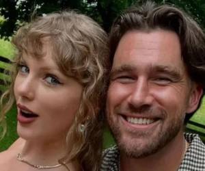 Taylor Swift atraviesa las primeras semanas de su matrimonio con Travis Kelce entregada a una rutina casera, alejada de los reflectores, según trascendió a través de una fuente cercana de la pareja.