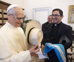 El Papa León XIV, recientemente elegido como el 267º pontífice de la Iglesia Católica, fue homenajeado por miembros de la Iglesia hondureña, quienes le entregaron dos recuerdos de tierras hondureñas: la bandera de Honduras y un sombrero artesanal hecho en Santa Bárbara. Aquí las imágenes