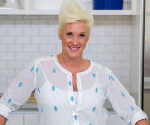 A casi un año de la muerte de la famosa chef Anne Burrell, un informe policial ha revelado nuevos detalles de su fallecimiento, ocurrido el 17 de junio de 2025.