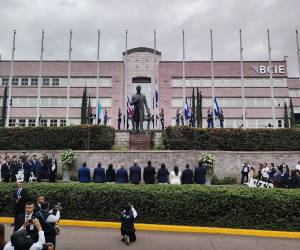 Con la izada del pabellón nacional Honduras dio inició este 15 de septiembre al 205 aniversario de Independencia.