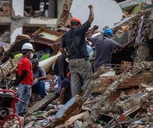 Según voluntarios de la Cruz Roja venezolana, Gil pudo preservar su vida gracias a la garita que fue su escudo de protección.