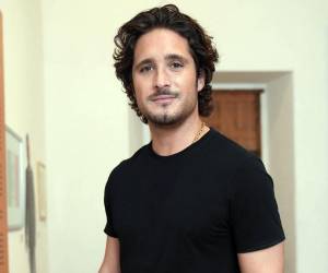 El actor reconoce que interpretar al líder cubano ha sido un reto, y que entiende el peso de este personaje en la historia y las contradicciones que genera.
