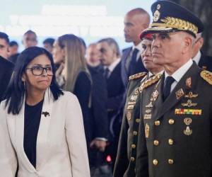 Vladimir Padrino López, el militar venezolano más leal a Nicolás Maduro al ejercer por más de una década como ministro de la Defensa, ha sido destituido este miércoles -18 de marzo- por la presidenta encargada de Venezuela, Delcy Rodríguez. Aquí los detalles.