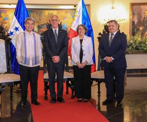 La ceremonia concluyó con la acreditación de los nuevos embajadores de Noruega, Dag Nylander, y de Filipinas, Arin Reyes de León.