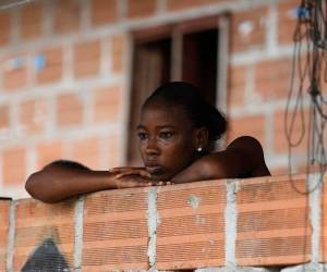 Seis días después del terremoto de magnitud 7,4, La Encharca, una remota comunidad ubicada a orillas del río Suruco, en el municipio chocoano de Medio San Juan, muestra otra cara de la emergencia en Colombia: la de quienes viven lejos de los centros urbanos y afrontan las consecuencias del sismo sin servicios básicos y bajo la presión de grupos armados ilegales.