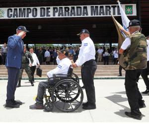 El presidente de la República, Nasry Asfura, rindió homenaje a los veteranos de guerra en Campo de Parada Marte, al conmemorar el 57 aniversario al cese de hostilidades.