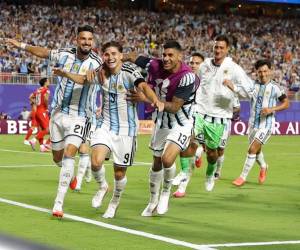 Julián Álvarez soltó un derechazo para colocarla en el ángulo y poner a ganar a Argentina.