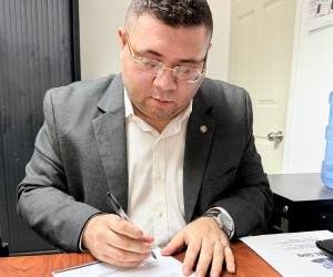 El abogado Francisco Pascua Cantarero firma este jueves un acta de consentimiento para la recepción de información ante el mecanismo de protección, tras presentarse en el Conadeh para denunciar amenazas y hechos que ponen en riesgo su vida.