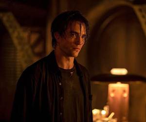 A Robert Pattinson le ha costado un poco desligarse de la figura de adolescente de Crepúsculo: pálido, delgado, ligero. Por eso cuando se supo que interpretaría a Batman, las críticas saltaron tan rápido que en ese entonces ni siquiera reaccionó.