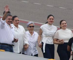 Una de las primeras imágenes de la familia Hernández-García junta, tras el aterrizaje del exmandatario el domingo 26 de julio de 2026.