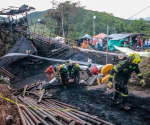 Los miembros de los equipos de rescate llevan el cadáver de un minero en El Zulia, departamento de Norte de Santander, Colombia, en la frontera con Venezuela, el 4 de junio de 2022.