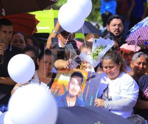 “Mi bebé, mi niño” era el llanto que se escuchaba en medio del ambiente de dolor tras la muerte del tiktoker Hernán Martínez, luego de sufrir un accidente de tránsito ocurrido en la capital el pasado miércoles. Así fue su desgarradora despedida.