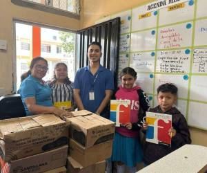 Entrega de libros en el CEB Rafael Pineda Ponce #2.